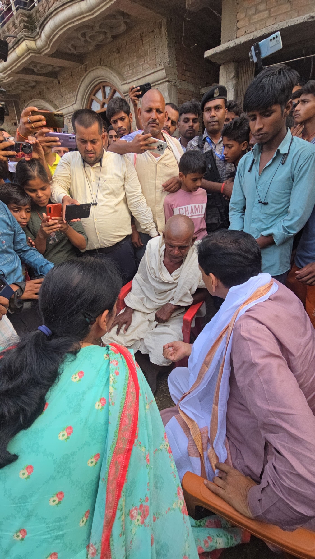 राघोपुर दियारा नाव हादसा में पीड़ित परिजनों से मिले केंद्रीय गृह राज्यमंत्री नित्यानंद राय राघोपुर दियारा नाव हादसा में पीड़ित परिजनों से मिले केंद्रीय गृह राज्यमंत्री नित्यानंद राय