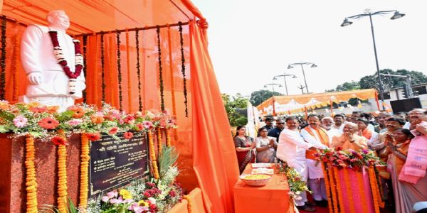 स्वतन्त्रता संग्राम सेनानी महाशय मशसुरियादीन की प्रतिमा का अनावरण करने का छाया चित्र स्वतन्त्रता संग्राम सेनानी महाशय मशसुरियादीन की प्रतिमा का अनावरण करने का छाया चित्र