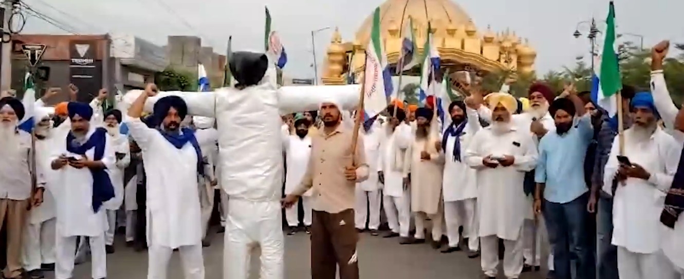 अमृतसर में किसान मुख्यमंत्री का पुतला फूंकते हुए अमृतसर में किसान मुख्यमंत्री का पुतला फूंकते हुए