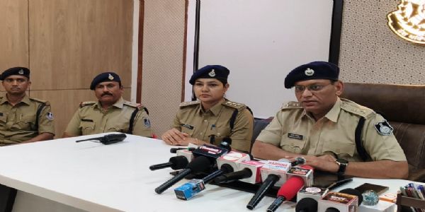मामले का खुलासा करते हुए पुलिस अधीक्षक