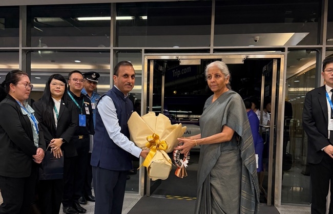 बैंकॉक में वित्त मंत्री निर्मला सीतारमण का भारत के राजदूत पुनीत अग्रवाल ने किया स्वागत बैंकॉक में वित्त मंत्री निर्मला सीतारमण का भारत के राजदूत पुनीत अग्रवाल ने किया स्वागत