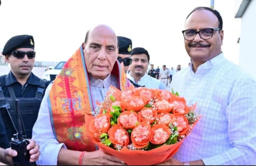 राजनाथ सिंह का स्वागत करते उप मुख्यमंत्री ब्रजेश पाठक राजनाथ सिंह का स्वागत करते उप मुख्यमंत्री ब्रजेश पाठक