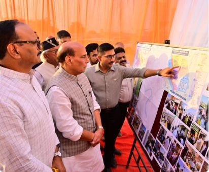 राजनाथ सिंह को बाढ़ की जानकारी देते जिलाधिकारी विशाख जी राजनाथ सिंह को बाढ़ की जानकारी देते जिलाधिकारी विशाख जी