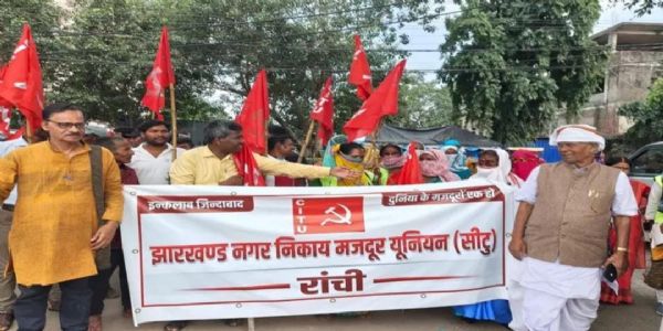सफाईकर्मियों ने वेतन वृद्धि और सुरक्षा उपकरण की मांग को लेकर किया प्रदर्शन