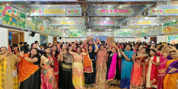 प्रणामी मंदिर में डांडिया-गरबा में झूमीं महिलाएं