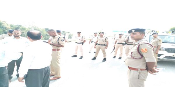 बिहार और उत्तर प्रदेश को जोड़ने वाले मांझी चेक पोस्ट का जिलाधिकारी एवं एसएसपी ने किया जांच