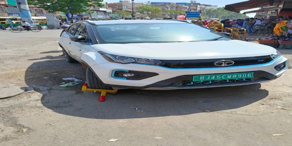 नो पार्किंग में खड़े वाहनों के खिलाफ पुलिस का व्हील लॉक अभियान