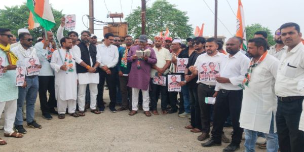 अनूपपुर: कांग्रेस का प्रदर्शन, मुख्य चुनाव आयुक्त का फूंका पुतला