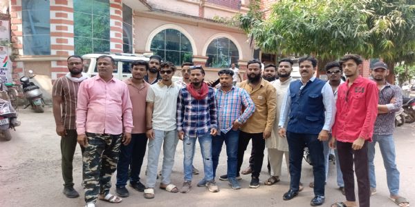 सामुदायिक भवन के उपयोग की अनुमति नहीं मिलने पर भड़के वार्डवासी, निगम पहुंचकर महापौर से लगाई गुहार
