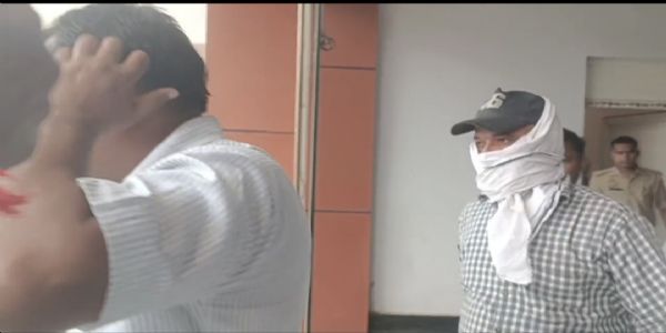 शाहजहांपुर में रोडवेज डिपाे का वरिष्ठ लिपिक 04 हजार रुपये रिश्वत लेते गिरफ्तार
