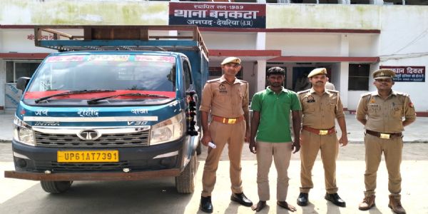 देवरिया में पुलिसकर्मियों को कुचलने की कोशिश, एक घायल, चार गोवंश बरामद