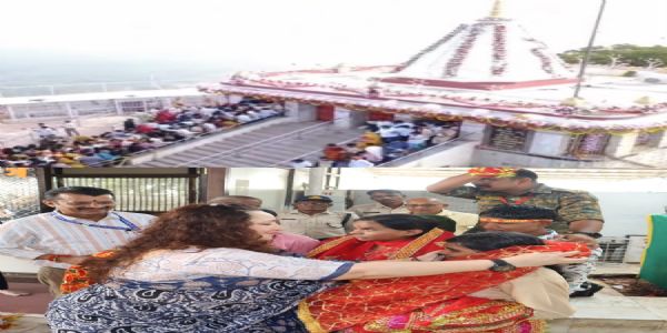 मैहर में मां शारदा के दरबार में उमड़ा आस्था का सैलाब, लाखाें श्रद्धालुओं ने किए दर्शन