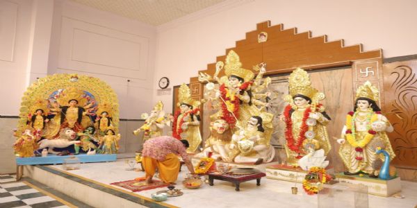 दुर्गाबाड़ी में  भव्य दुर्गा पूजा  महोत्सव का आगाज: स्वर्णिम महल में विराजी मां दुर्गा