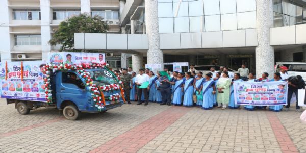 स्वच्छता जागरूकता वाहन को डीसी और एसपी ने दिखाई हरी झंडी