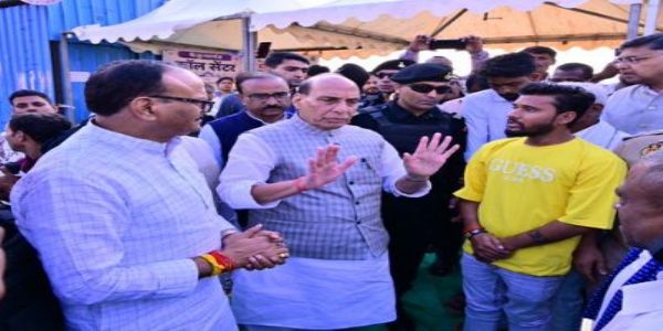 लखनऊ में बाढ़ पीड़ितों से मिले राजनाथ सिंह, कहा- संकट के समय हम आपके साथ