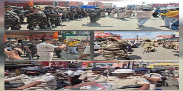 दुर्गा पूजा को लेकर रांची पुलिस सतर्क, मेन रोड पर निकाला फ्लैग मार्च