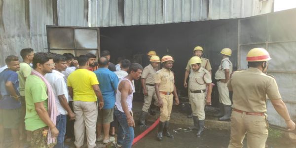 हुगली मोड़ पर फर्नीचर गोदाम में भीषण आग, करीब 80 लाख रुपये के नुकसान का दावा