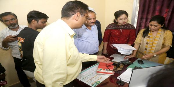 दमोहः कलेक्टर ने किया पंजीयक कार्यालय का निरीक्षण, ऑनलाइन व्यवस्था के बावजूद टोकन रजिस्टर मिलने पर जब्त कराया