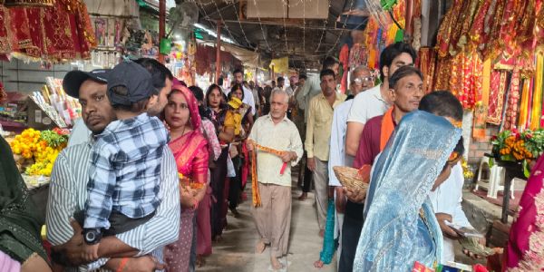 शीतला चौकियां धाम में स्कंदमाता के दर्शन को उमड़े श्रद्धालु, चार घंटे में छह हजार ने टेका माथा