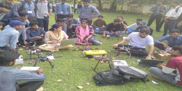 विद्यार्थियों ने खुद तैयार किए ड्रोन को उड़ाकर किया सफल परीक्षण