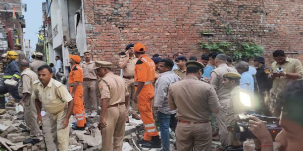 सारनाथ में अवैध पटाखा फैक्ट्री में भीषण विस्फोट, दाे मंजिला मकान जमींदोज,पड़ोसी का घर भी क्षतिग्रस्त