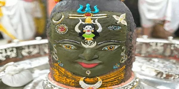 उज्जैन: रजत मुकुट, त्रिपुंड और सुगंधित पुष्पों से सजे बाबा महाकाल, भस्म आरती में उमड़े श्रद्धालु