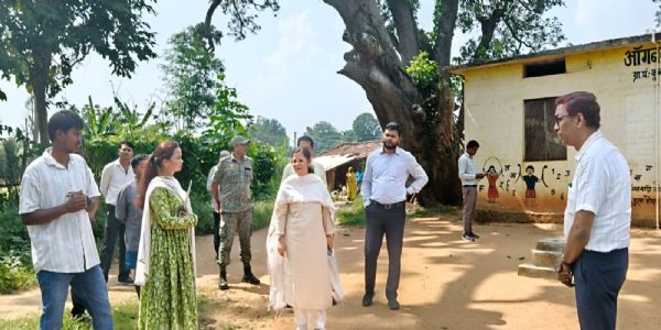 दूरस्थ गांवों में पहुंचीं कलेक्टर, घटिया नाली निर्माण पर रुकवाया काम; आंगनबाड़ी कार्यकर्ता का मानदेय रोकने के निर्देश