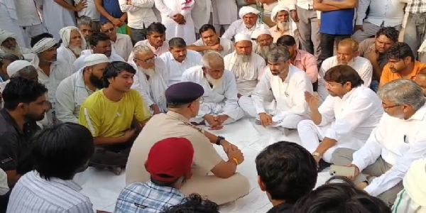 नूंह पुलिस मुठभेड़ में शाहिद उर्फ आडवाणी की मौत, धरने पर बैठे ग्रामीण