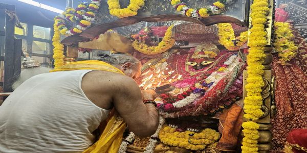 पंचमी पर विंध्यधाम में उमड़ा आस्था का सैलाब, मां के दरबार में लगीं कतारें