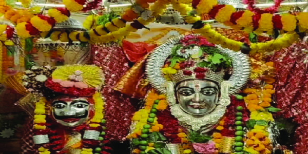 नवरात्रि की पंचमी पर चांदी के आभूषणों से सजा नालछा माता का दरबार