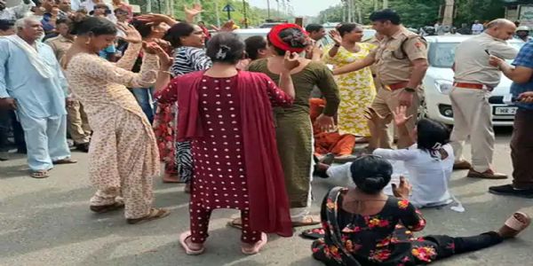 हिसार : अनाज मंडी के गेट पर दो किन्नर गुटों में विवाद, कपड़े उतारकर सड़क पर किया प्रदर्शन