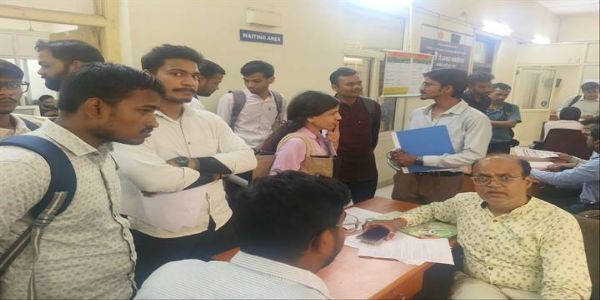 इंदौरः युवा संगम रोजगार मेले में 276 युवक-युवतियों का विभिन्न पदों पर हुआ प्रारंभिक चयन