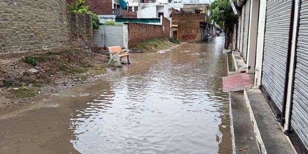 फतेहाबाद में तेज बारिश से सडक़ों पर भरा पानी, अनाज मंडी में धान भीगा