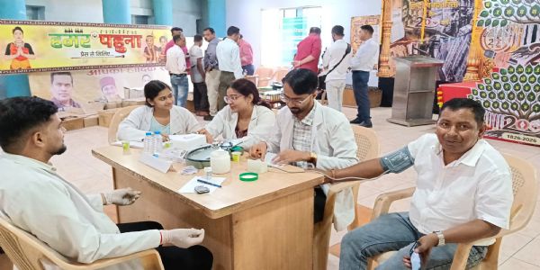 रायपुर प्रेस क्लब में निःशुल्क आयुर्वेद शिविर, 150 से अधिक लोगों की जांच, रोगानुसार दवाएं भी मुफ्त मिलीं