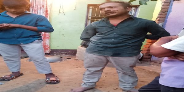 मां के साथ साे रही बच्ची का मुंह दबाने का आरोप, ग्रामीणों ने संदिग्ध युवक को पकड़कर पुलिस को सौंपा