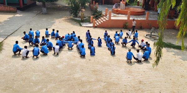 मशरक में सेवा संकल्प अभियान के तहत अवध उच्च विद्यालय में बनी मानव श्रृंखला