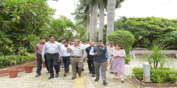 निगमायुक्त ने पंजाबी बाग में भारत दर्शन पार्क, वायु गुणवत्ता निगरानी हॉटस्पॉट और अपशिष्ट प्रबंधन का किया निरीक्षण