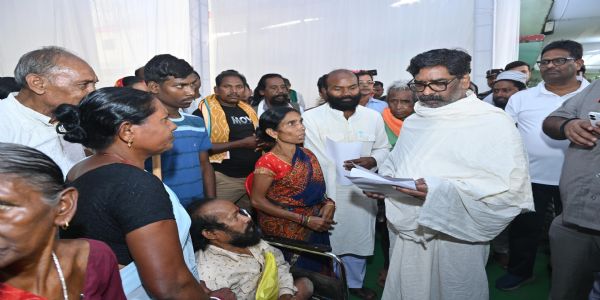 मुख्यमंत्री ने नेमरा में आमजनों की सुनी समस्या, ऑनस्पॉट दिए 10 लाख का चेक