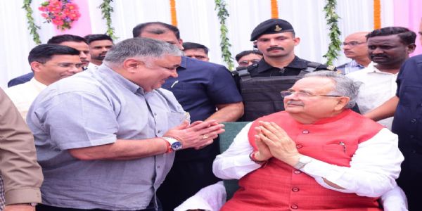 पर्यटन मंत्री राजेश अग्रवाल ने विधानसभा अध्यक्ष डॉ. रमन सिंह को जन्मदिन की दी बधाई