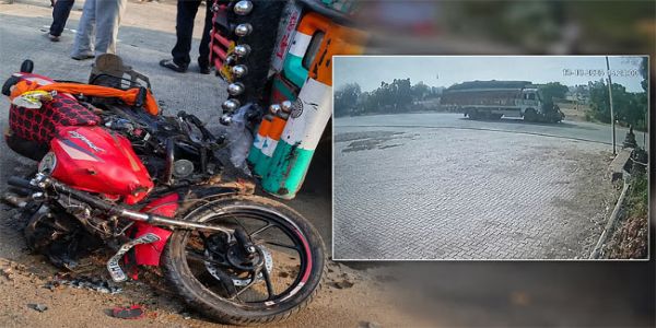 फोटो: जलगांव सडक़ हादसे का दृश्य फोटो: जलगांव सडक़ हादसे का दृश्य