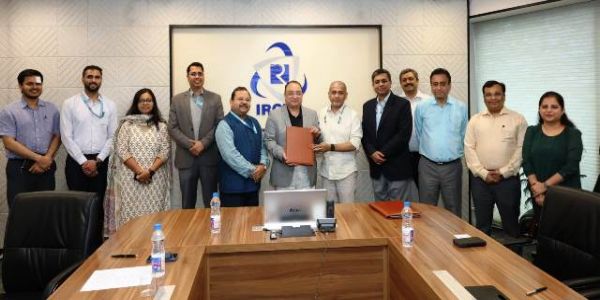 नई दिल्ली में आईआरसीटीसी और क्यूसीआई के बीच समझौते पर हस्ताक्षर करते सुधीर वारियर और सुब्रतो घोष। नई दिल्ली में आईआरसीटीसी और क्यूसीआई के बीच समझौते पर हस्ताक्षर करते सुधीर वारियर और सुब्रतो घोष।