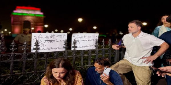 अंकिता भंडारी के परिवार से मिले राहुल और प्रियंका गांधी अंकिता भंडारी के परिवार से मिले राहुल और प्रियंका गांधी