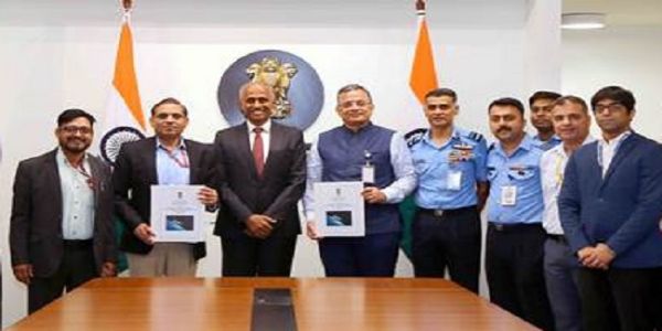 अनुबंध पर हस्ताक्षर के बाद रक्षा मंत्रालय के अधिकारी अनुबंध पर हस्ताक्षर के बाद रक्षा मंत्रालय के अधिकारी