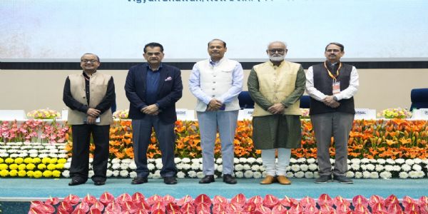 संस्कृति मंत्रालय के सचिव विवेक अग्रवाल के साथ अन्य लोग मौजूद
