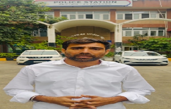 एनएसयूआई के राष्ट्रीय अध्यक्ष विनोद जाखड़ द्वारका पुलिस स्टेशन में हिरासत के बाद वीडियो संदेश से बयान देते हुए। एनएसयूआई के राष्ट्रीय अध्यक्ष विनोद जाखड़ द्वारका पुलिस स्टेशन में हिरासत के बाद वीडियो संदेश से बयान देते हुए।