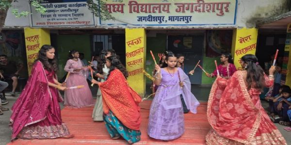 मध्य विद्यालय जगदीशपुर में धूमधाम से मनाया गया नवरात्रि उत्सव, बच्चों ने डांडिया और गरबा से बिखेरे संस्कृति के रंग