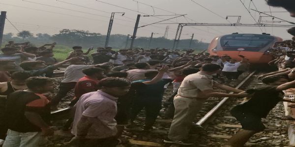 कामारकुंडु स्टेशन पर यात्रियों का प्रदर्शन, घंटे भर रुकी रही वंदे भारत