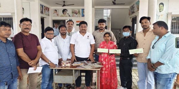 विधायक राजेश कच्छप ने छह लाभार्थियों को सौंपे 2.25 लाख रुपये के चेक