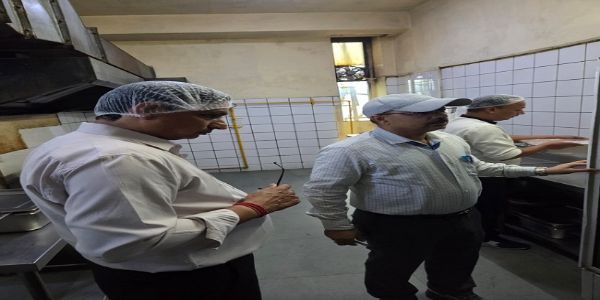 यूपीईएस की मेस और कैफेटेरिया से दाल,सब्जी और पानी के नमूने लिए