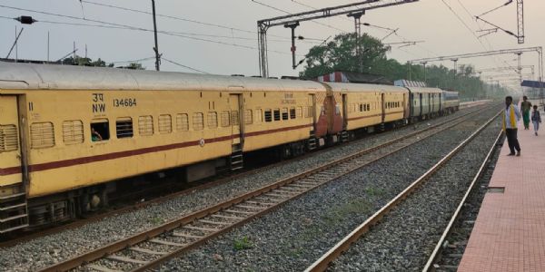 देवी धाम नवरात्रि मेले की भीड़ को देखते हुए चली स्पेशल ट्रेन